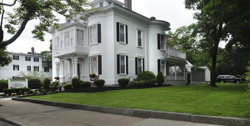Newburyport funeral home at odds with abutters over parking lot